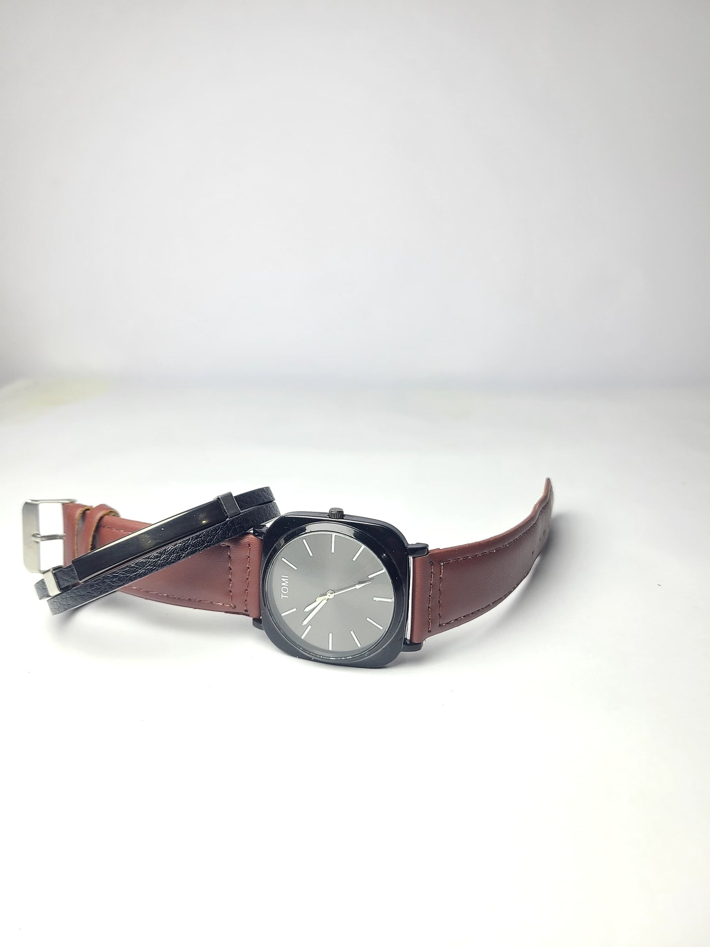 TOMI Stylish Leather Strap Watch with bracelet
