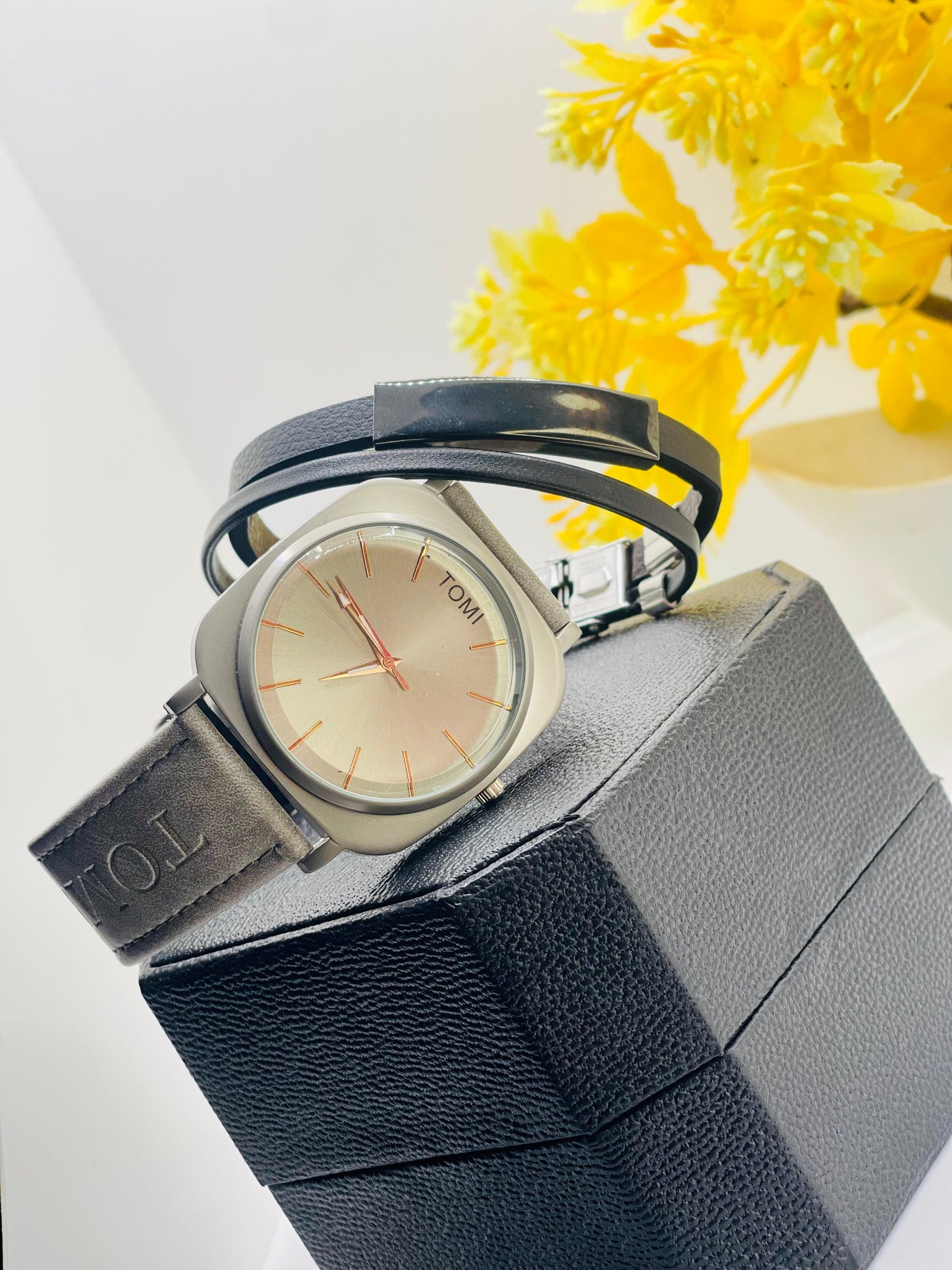TOMI Stylish Leather Strap Watch with bracelet