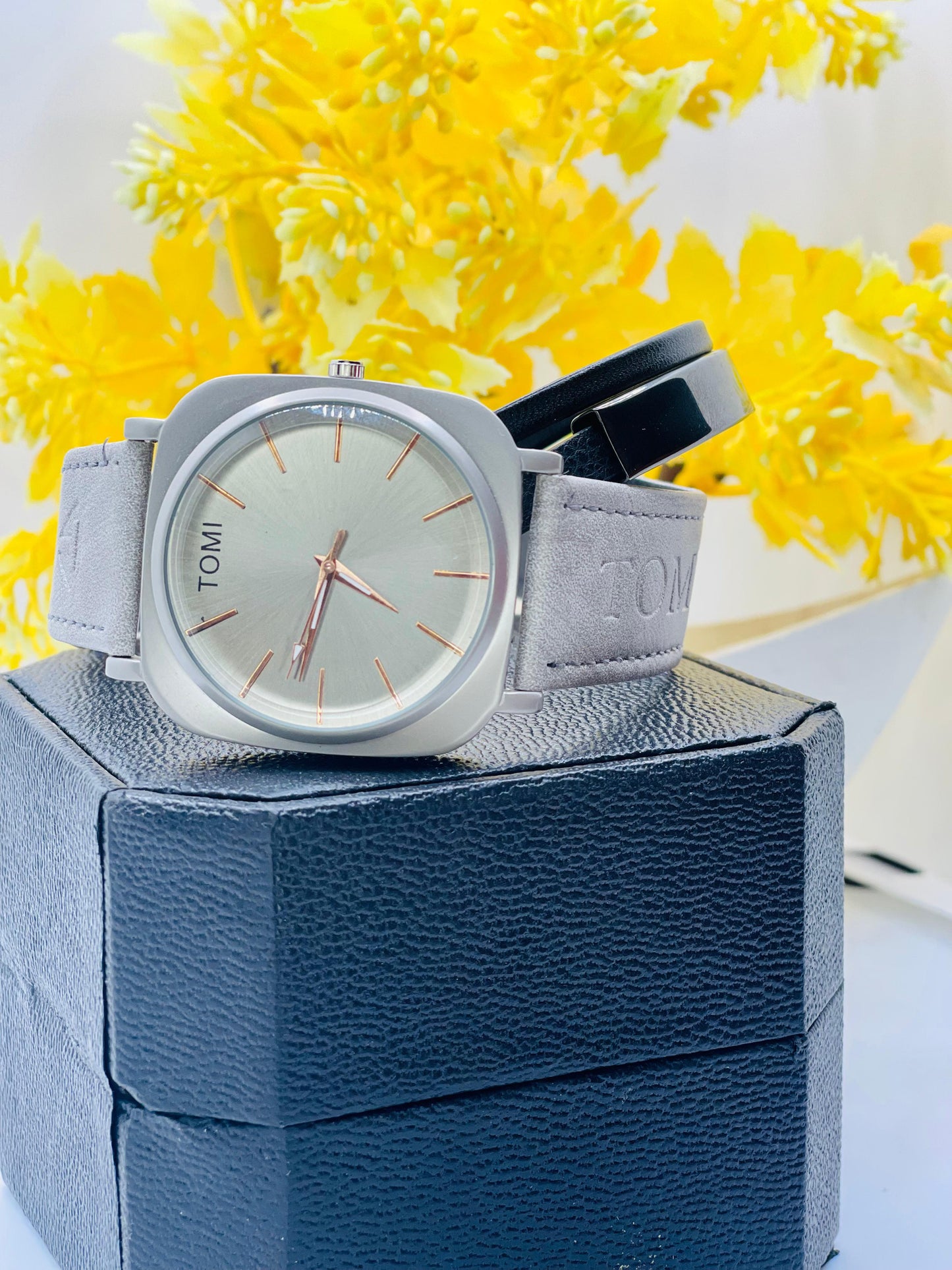 TOMI Stylish Leather Strap Watch with bracelet